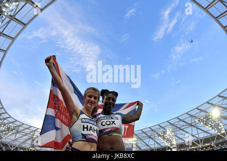 Kadeena la Grande-Bretagne Cox (à droite) et Sophie Hahn célébrer en prenant l'argent et l'or respectivement après la Women's 100m T38 Dernier jour pendant neuf des 2017 World Para Championnats mondiaux d'athlétisme à Londres Stadium. Banque D'Images