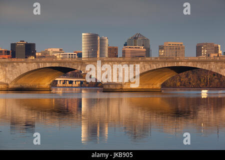 USA, Virginie, Rosslyn, Arlington Memorial Bridge, rivière Potomac et Rosslyn, aube Banque D'Images