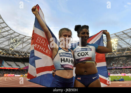 Kadeena la Grande-Bretagne Cox (à droite) et Sophie Hahn célébrer en prenant l'argent et l'or respectivement après la Women's 100m T38 Dernier jour pendant neuf des 2017 World Para Championnats mondiaux d'athlétisme à Londres Stadium. Banque D'Images