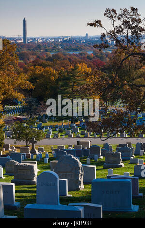 USA, Virginie, Arlington, Arlington National Cemetery, pierres tombales militaires, automne Banque D'Images