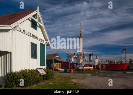 USA, Ohio, Lewes, waterfront, Lightship Overfalls et la station de sauvetage de la Garde côtière américaine Banque D'Images