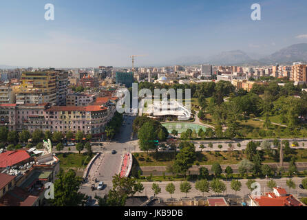 L'Albanie, Tirana, élevée sommaire des parc Rinia et Taiwan restaurant Regency Casino et complexe Banque D'Images