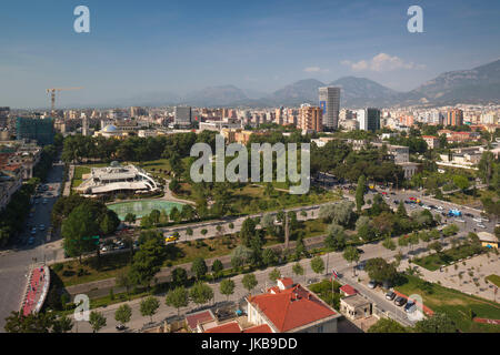 L'Albanie, Tirana, élevée sommaire des parc Rinia et Taiwan restaurant Regency Casino et complexe Banque D'Images