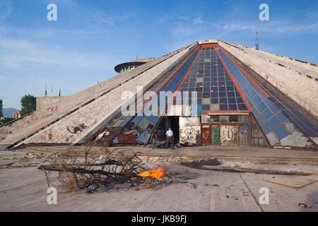 L'Albanie, Tirana, la pyramide, tombeau de l'ancien chef de l'ère communiste Enver Hoxha, dusk Banque D'Images