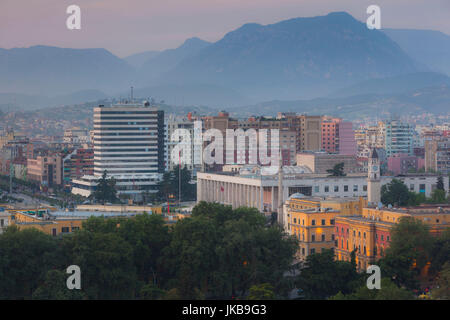 L'Albanie, Tirana, élevée sur la place Skanderbeg, dusk Banque D'Images