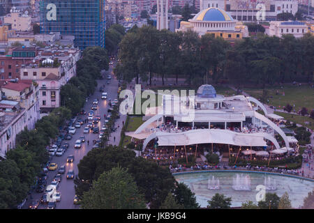 L'Albanie, Tirana, élevée sommaire des parc Rinia et Taiwan restaurant Regency Casino et complexe, dusk Banque D'Images