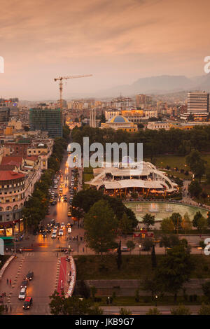 L'Albanie, Tirana, élevée sommaire des parc Rinia et Taiwan restaurant Regency Casino et complexe, dusk Banque D'Images