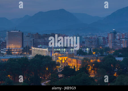 L'Albanie, Tirana, élevée sur la place Skanderbeg, dusk Banque D'Images