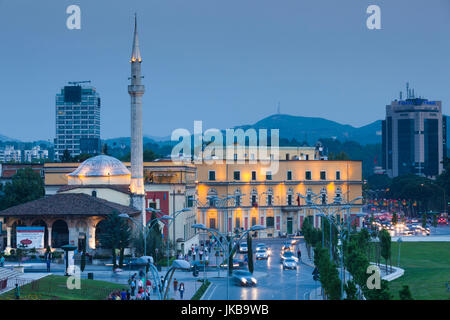 L'Albanie, Tirana, la place Skanderbeg, elevated view, dusk Banque D'Images