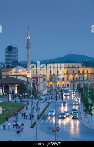 L'Albanie, Tirana, la place Skanderbeg, elevated view, dusk Banque D'Images