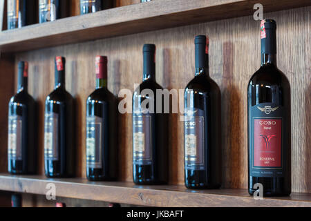 L'Albanie, de la région de Berat, Vajgurore, Cobo Winery, des bouteilles de vin Banque D'Images