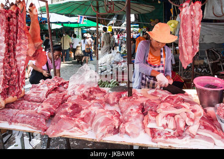 Vendeur femme vendant de la viande sur les marchés traditionnels de Khlong Toei, Bangkok, Thaïlande Banque D'Images