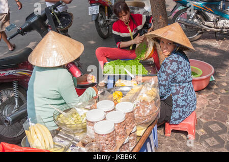 Les femmes aux vendeurs de nourriture reararing Ho Chi Minh City Saigon, Vietnam Banque D'Images