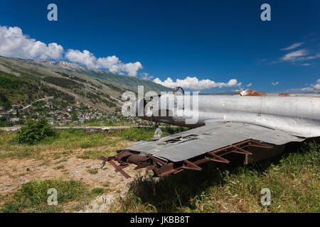 L'Albanie, Gjirokastra, château, vestiges de l'avion d'entraînement T-33 nous contraint vers le bas sur l'Albanie en 1957 Banque D'Images