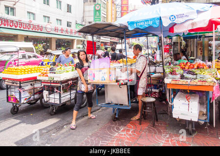 Les vendeurs de fruits sur Yaowarat Road, Chinatown, Bangkok, Thaïlande Banque D'Images