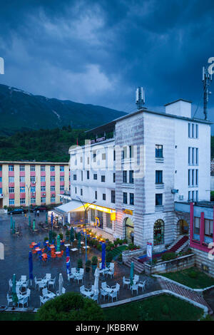 L'Albanie, permet), Abdul Frasheri Square, dusk Banque D'Images