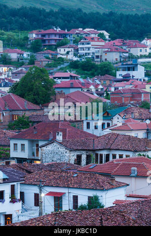 L'Albanie, Korca, augmentation de la ville, au crépuscule Banque D'Images