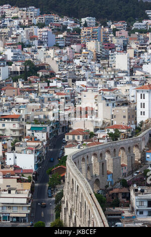 Grèce, Macédoine orientale et Thrace, Kavala, augmentation de la vue sur la ville avec l'Aqueduc de Kamares, construit en 1530 par Soliman le Magnifique, la fin de l'après-midi Banque D'Images