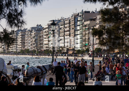 La Grèce, Macédoine centrale, région de Thessalonique, vue front de mer avec des gens Banque D'Images