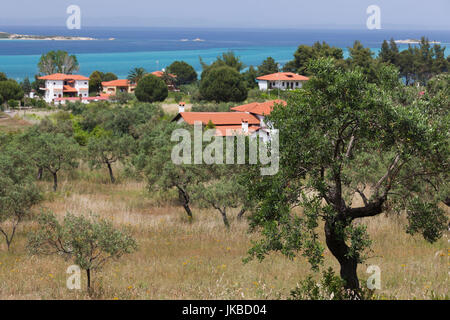 La Grèce, la Macédoine centrale région, zone de Halkidiki, péninsule Sithonia, Sarti, augmentation de la vue sur la ville Banque D'Images