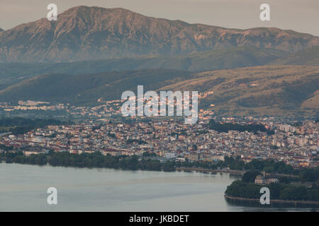 La Grèce, l'Epire Ioannina, augmentation de la région, vue sur la ville et le lac Pamvotis, Dawn Banque D'Images