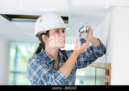 Consultant en sécurité de l'appareil photo montage en bâtiment privé Banque D'Images