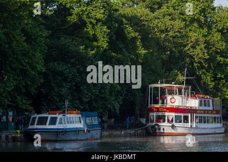 La Grèce, l'Épire Région, Ioannina, lac Pamvotis, bateaux à Nisi Island Banque D'Images