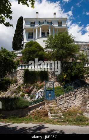 La Grèce, Macédoine occidentale Région, Kastoria, villa au bord du lac par le lac Orestiada Banque D'Images