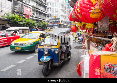 Tuk Tuk sur Yaowarat Road, Chinatown, Bangkok, Thaïlande Banque D'Images