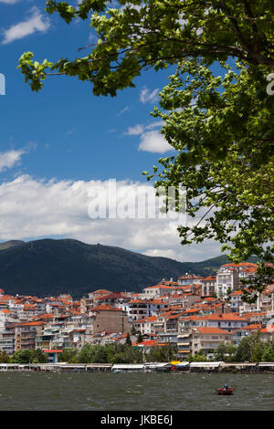 La Grèce, Macédoine occidentale Région, Kastoria, vue sur la ville par le lac Orestiada Banque D'Images