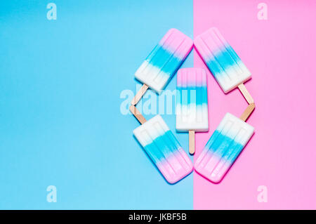 Ice-cream sur fond bleu et rose, selective focus Banque D'Images