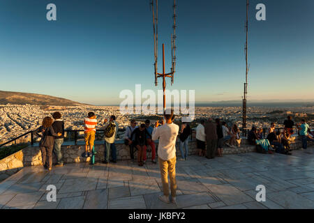 La Grèce, Grèce Centrale Région, Athènes, la colline du Lycabette, les visiteurs au coucher du soleil Banque D'Images