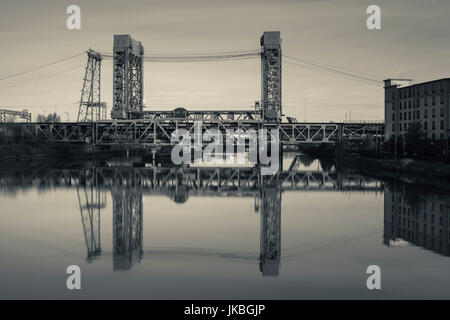 USA, New Jersey, Newark, pont de chemin de fer, rivière Passaic, matin Banque D'Images