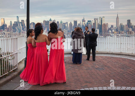 USA, New Jersey, Weehawken, fête de mariage à Weehawken hauteurs surplombant la ville de New York Banque D'Images