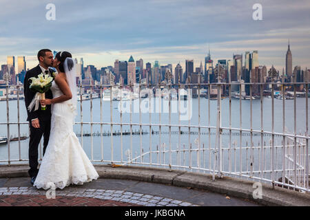 USA, New Jersey, Weehawken, fête de mariage à Weehawken hauteurs surplombant la ville de New York Banque D'Images