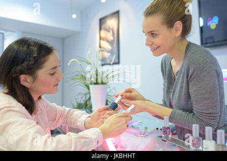 Femme de choisir de nouveaux vernis à ongles couleur à stocker Banque D'Images