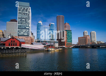 États-unis, Massachusetts, Boston, Boston Tea Party Museum et immeubles de grande hauteur le long de la Chanel Fort Point Banque D'Images