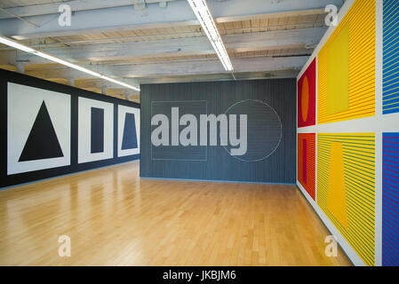 USA, Massachusetts, North Adams, Mass MOCA, au Massachusetts Museum of Contemporary Art, bâtiments ancien moulin transformé en musée d'art, peintures de Sol LeWitt Banque D'Images