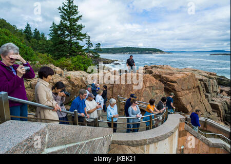 USA (Maine), Mt. Île déserte, l'Acadia National Park, Thunder Hole, évent, visiteurs, NR Banque D'Images