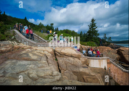 USA (Maine), Mt. Île déserte, l'Acadia National Park, Thunder Hole, évent, visiteurs, NR Banque D'Images