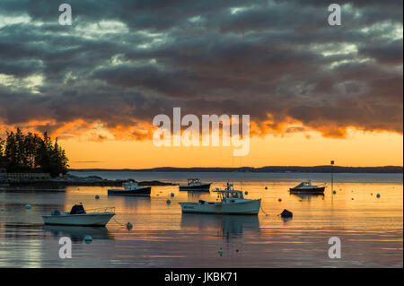 USA (Maine), Newagen, coucher de soleil et vue sur le port par les îles cocus Banque D'Images