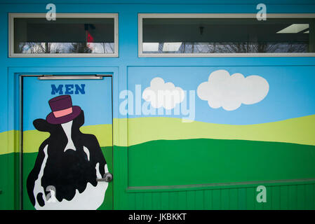 USA, New York, Waterbury, la glace Ben & Jerry's World, vache-themed des hommes prix porte de la salle de bains Banque D'Images