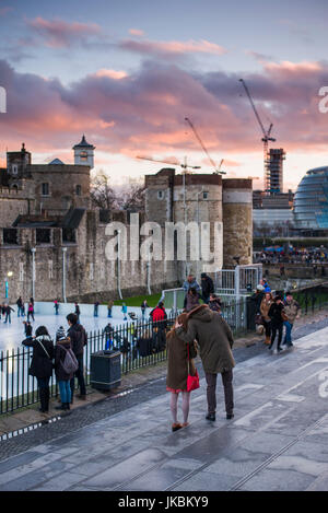 L'Angleterre, Londres, patinage sur glace par la Tour de Londres, au crépuscule Banque D'Images