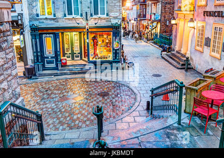 La ville de Québec, Canada - 31 mai 2017 : rue pavée colorée pendant l'heure bleue par la baisse vieille ville rue appelée rue du Petit Champlain sur Escalier Ca Banque D'Images