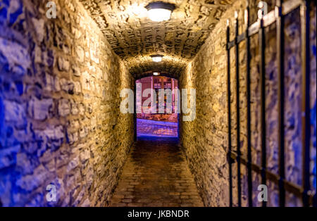 La ville de Québec, Canada - 31 mai 2017 : baisse de la vieille ville avec la rue pavée, ruelle étroite Passage de la batterie avec des lampes dans la nuit twilight Banque D'Images