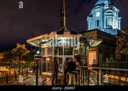 La ville de Québec, Canada - 31 mai 2017 : vue sur la vieille ville de personnes sur la terrasse Dufferin dans la nuit avec un funiculaire lumineux pavillon de construction Banque D'Images