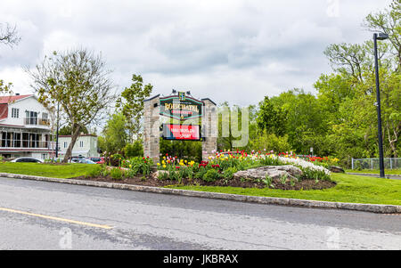 Beauport, Canada - 1 juin 2017 : la fête à ville de Québec entrée avec inscription par route, situé près de la rivière Montmorency Banque D'Images