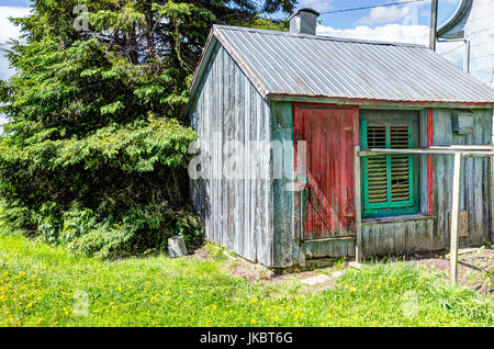 Peint en vert et rouge vintage ancien hangar grange en été dans la campagne de terrain du paysage Banque D'Images