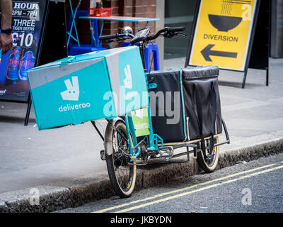 Deliveroo Deliveroo Vélo Cargo - une prestation alimentaire Courier cargo bike stationné à l'extérieur d'un restaurant dans le centre de Londres, UK Banque D'Images