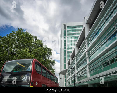 University College Hospital (UCH) - un laissez-passer d'autobus de Londres l'UCH bâtiment dans Euston Road, Central London Banque D'Images